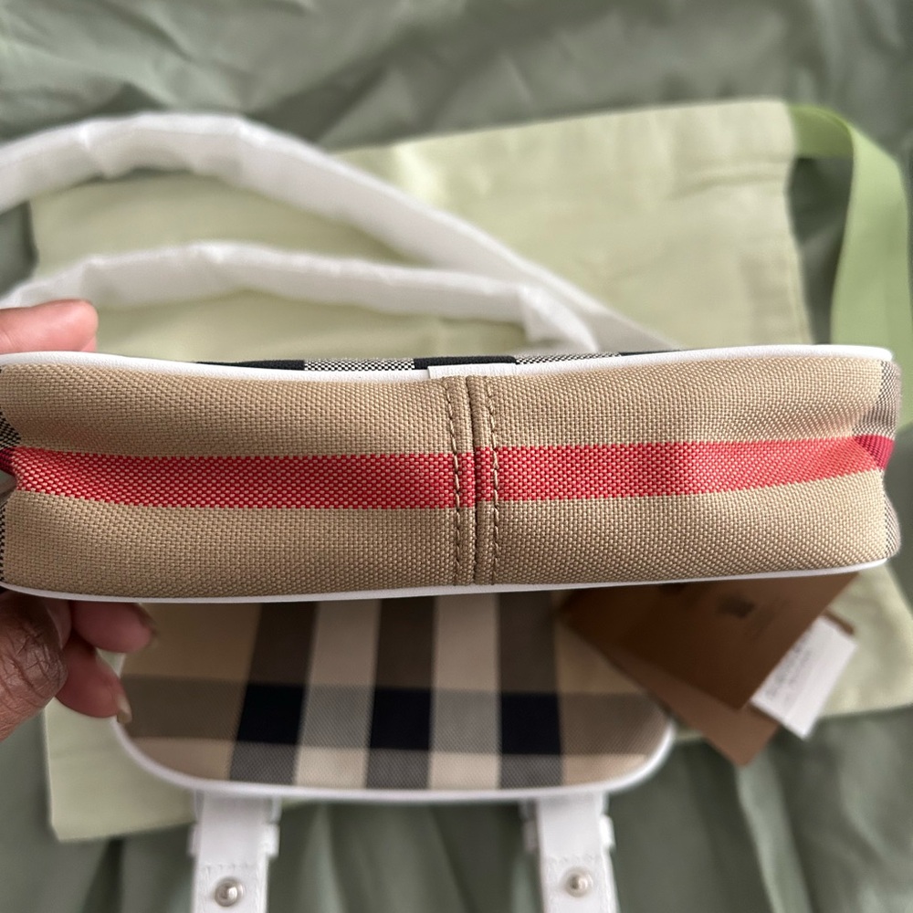 Elegant Burberry Beige and Black Checkered Crossbody Bag - Picture 2 of 8